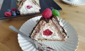 Pyszna chatka baby jagi z kremem, czekoladą i owocami, gotowa do zjedzenia.