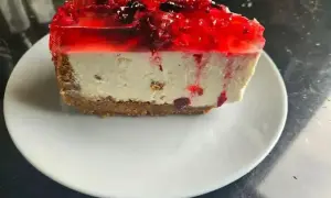 Pyszny sernik na zimno z galaretką i owocami leśnymi na kruchym spodzie. Idealny deser na upalne dni.