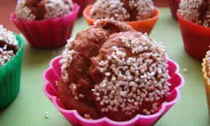 Pyszne muffinki bananowe w kolorowych foremkach, posypane chrupiącymi perełkami.