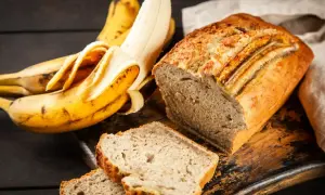 Pyszne ciasto z bananami, obok leżą dojrzałe banany. Idealne na deser lub śniadanie.