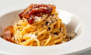 Pyszne spaghetti carbonara, idealne na szybki obiad. Ten przepis na carbonara zachwyci każdego!