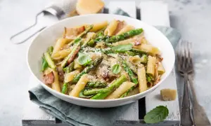 Penne z chrupiącymi szparagami, boczkiem i parmezanem. Pyszny makaron ze szparagami, idealny na wiosenny obiad.