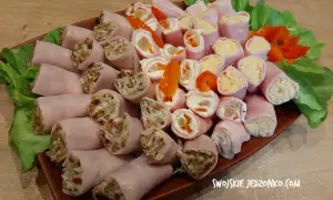 Roladki z szynki z farszem z sera i warzyw, idealne jako szybkie przekąski na imprezę.