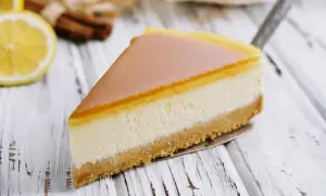 Pyszny sernik na zimno z mascarpone, z cytrynową galaretką i kruchym spodem. Idealny na letnie popołudnie.