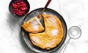 Puszysty omlet z cukrem pudrem i żurawiną. Idealny pomysł, jak zrobić omlet na śniadanie.
