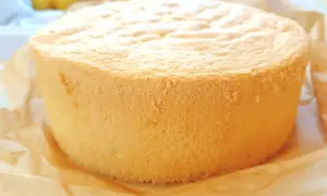 Puszysty biszkopt, idealny do tortów i deserów. Prosty biszkopt przepis, który zawsze się udaje.