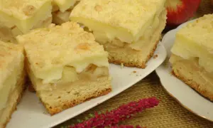 Pyszne ciasto z jabłkami i budyniem, posypane kruszonką. Idealne na deser, pachnie domem i jabłkami.