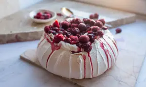 Beza Pavlova z owocami leśnymi, idealna na deser. Prosty przepis na beza.