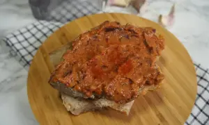 Pyszna pasta z czerwonej fasoli na chlebie, posypana papryką. Idealna na szybką przekąskę.