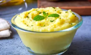Aksamitne puree z selera i ziemniaków, udekorowane listkami mięty. Idealne jako dodatek do obiadu.