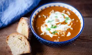 Aksamitna pasta z bakłażana, udekorowana śmietaną i orzechami, podana z chrupiącym pieczywem.