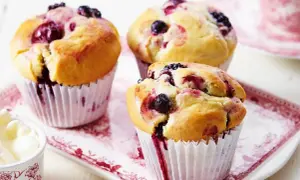Puszyste muffinki z borówkami, pachnące latem i słodyczą. Idealne na deser lub śniadanie.
