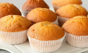 Puszyste i wilgotne muffinki, idealne na każdy dzień. Ten przepis na muffinki jest prosty i szybki.