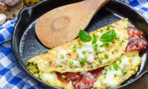 Pyszny omlet z serem, pomidorami i szczypiorkiem na patelni. Idealny omlet przepis na śniadanie.