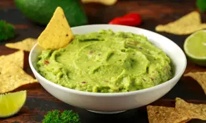 Pyszne guacamole przepis na domową przekąskę. Kremowe awokado, świeża limonka i chrupiące nachos.