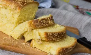 Puszyste ciasto drożdżowe, pokrojone na kromki, z chrupiącą posypką na wierzchu. Idealne na śniadanie.