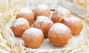 Puszyste paczki z serka homo, posypane cukrem pudrem, kuszą swoim wyglądem. Idealne na deser!