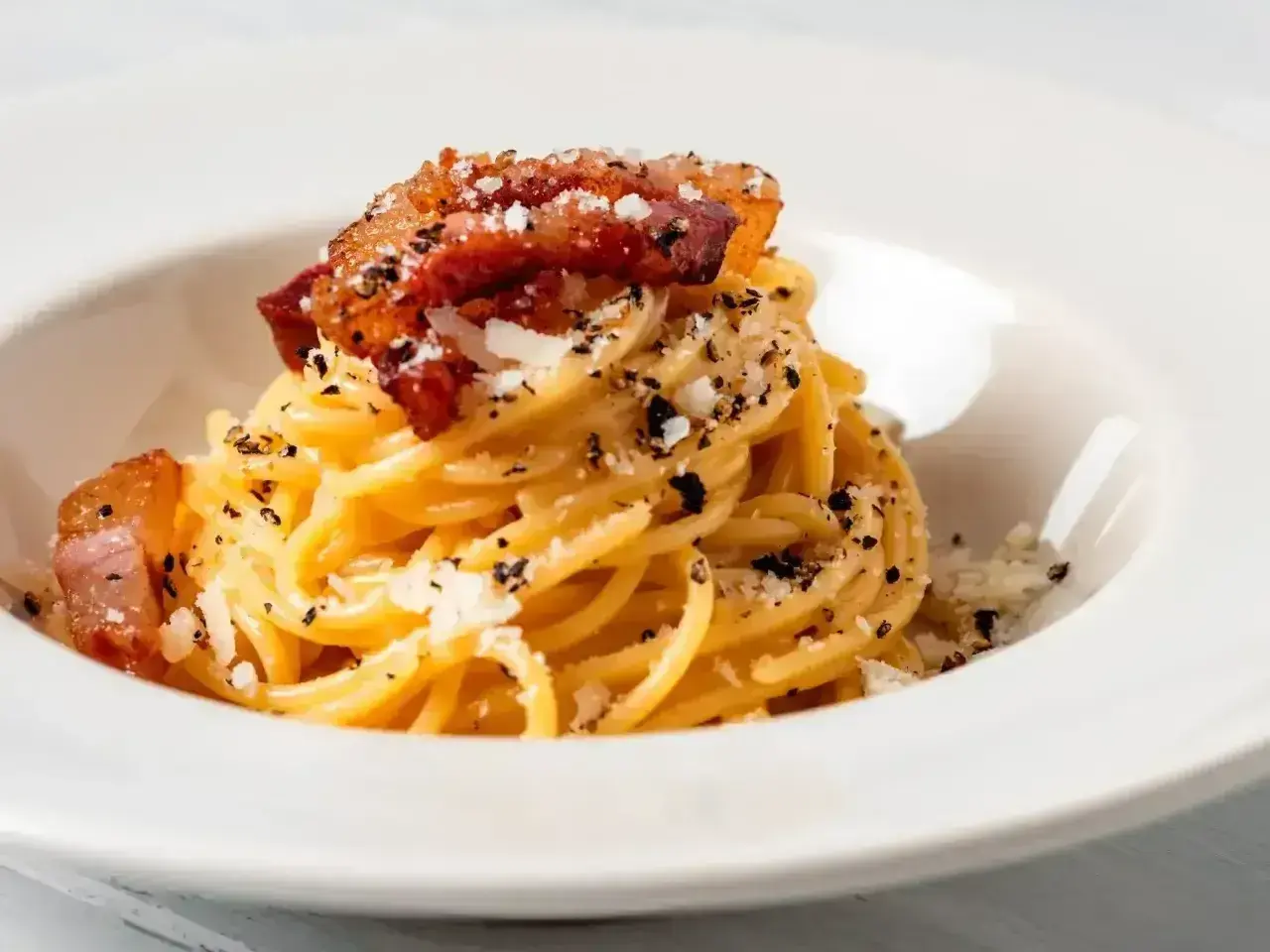 Pyszne spaghetti carbonara, idealne na szybki obiad. Ten przepis na carbonara zachwyci każdego!