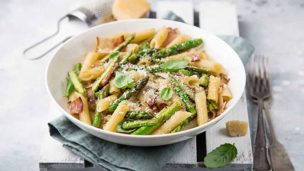 Penne z chrupiącymi szparagami, boczkiem i parmezanem. Pyszny makaron ze szparagami, idealny na wiosenny obiad.