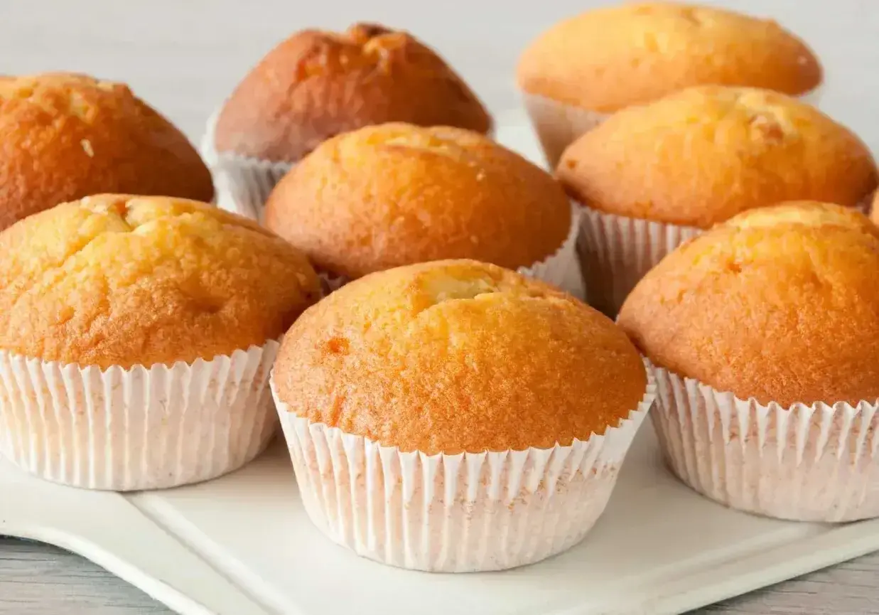 Puszyste i wilgotne muffinki, idealne na każdy dzień. Ten przepis na muffinki jest prosty i szybki.