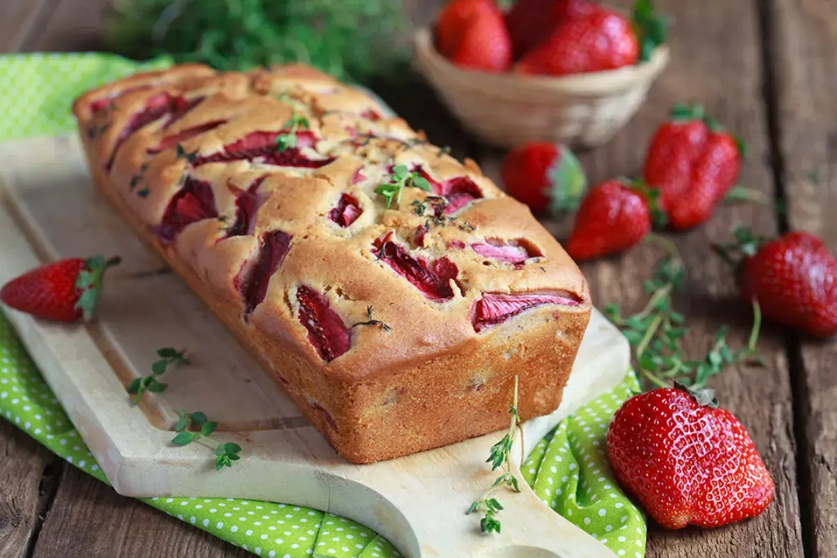 Szybkie ciasto z truskawkami i tymiankiem, idealne na letnie popołudnie.