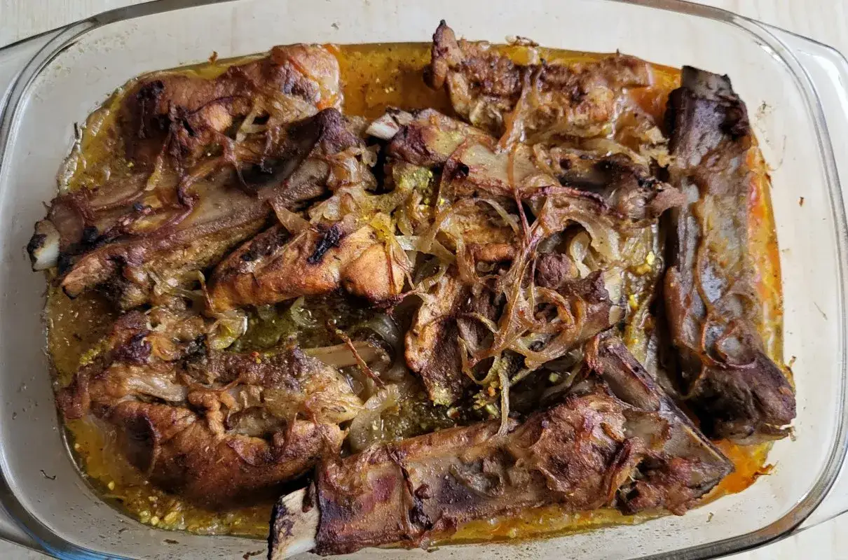 Pyszne, pieczone żeberka w kapuście, skąpane w aromatycznym sosie.