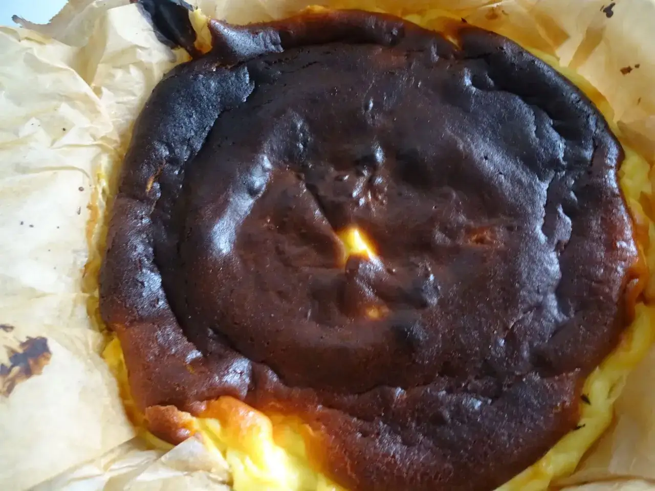 Pyszny, lekko przypieczony sernik baskijski w papierze do pieczenia. Idealny na deser!