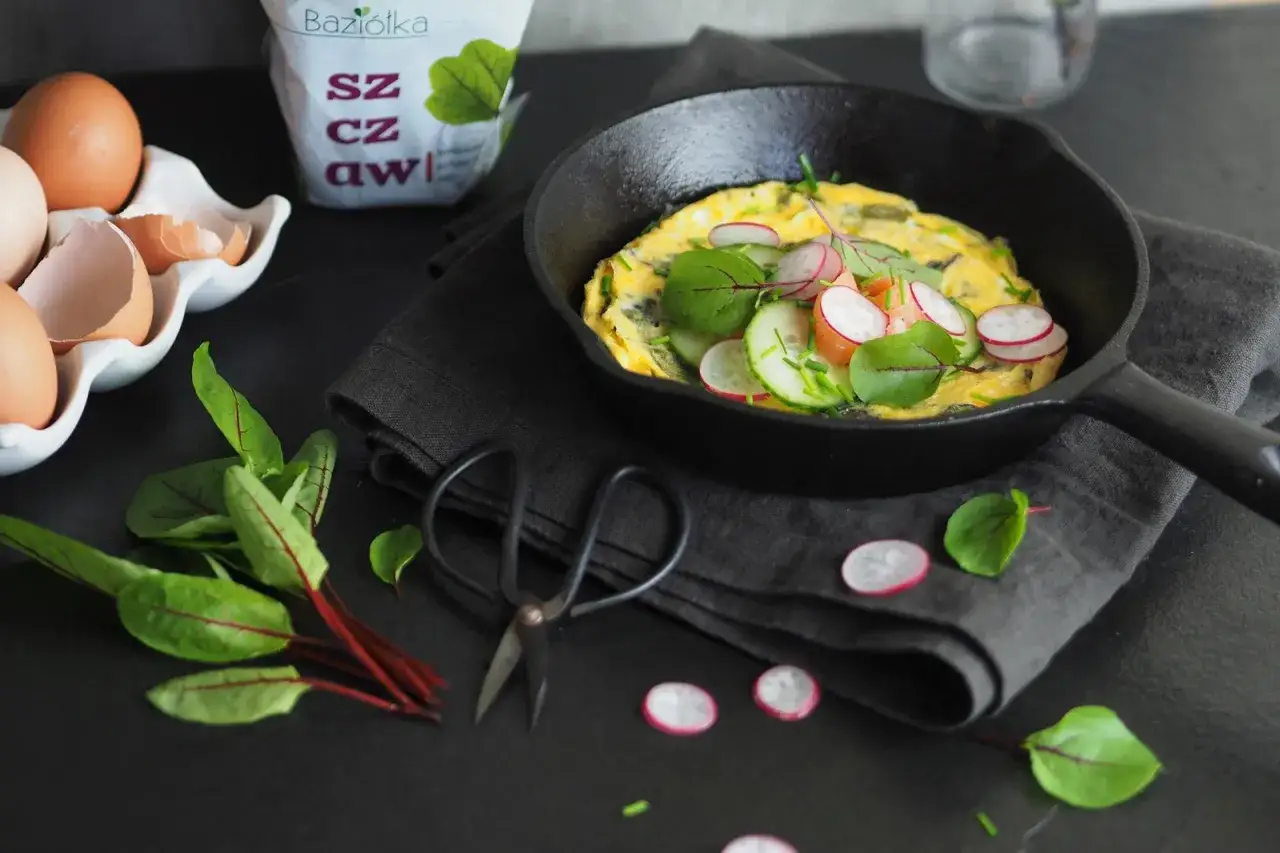 Pyszny omlet z rzodkiewką i ogórkiem, idealny na śniadanie. Ten przepis na omlet jest prosty i szybki.