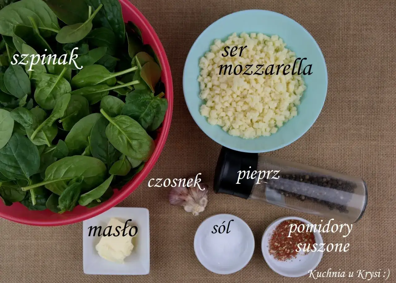 Składniki na pyszne pierogi ze szpinakiem i mozzarellą: świeży szpinak, starta mozzarella, masło, czosnek, sól, pieprz i suszone pomidory.