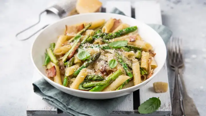 Penne z chrupiącymi szparagami, boczkiem i parmezanem. Pyszny makaron ze szparagami, idealny na wiosenny obiad.