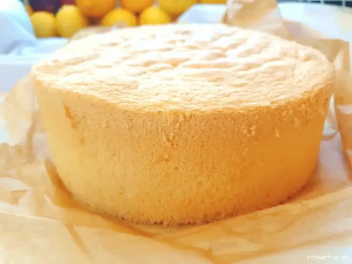 Biszkopt do tortu - jak upiec puszysty, równy blat
